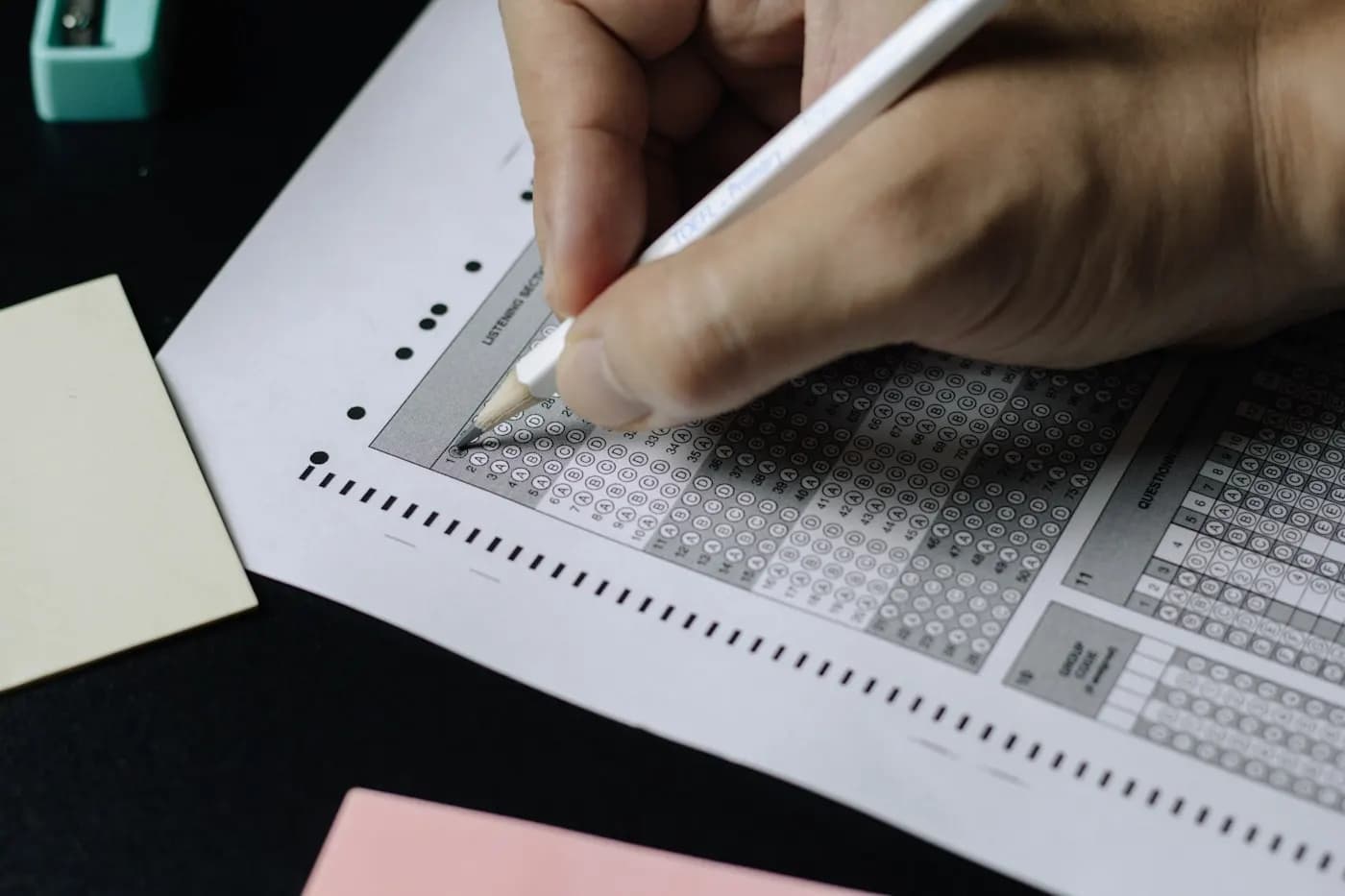 Optik cevap formunu kurşun kalemle işaretleyen öğrenci eli